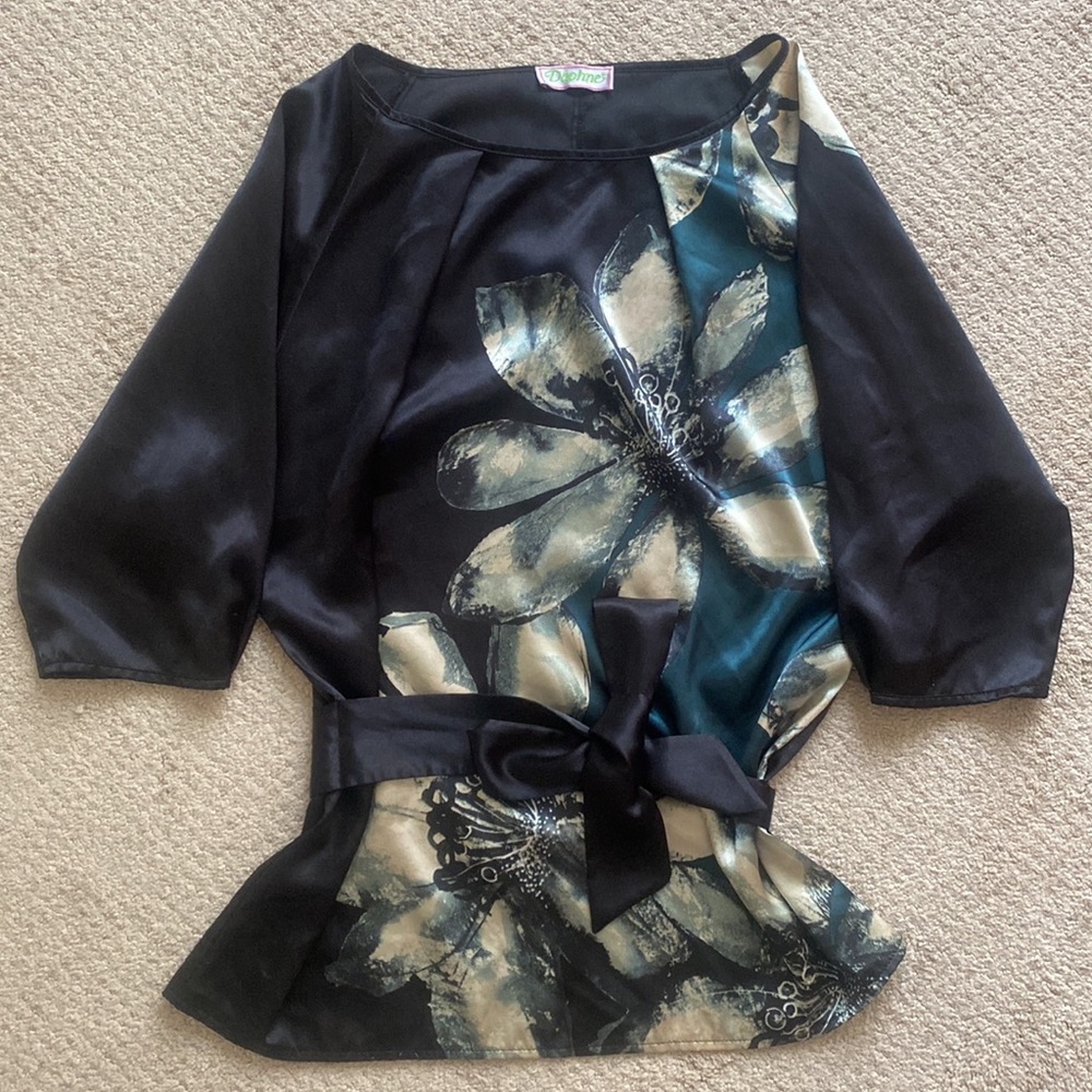 Daphne Dreamy Floral Satin Belted Blouse Size M Career Business Casual Black